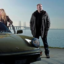 Ermittler mit Stil: Saga Norén (Sofia Helin) mit ihrem olivgrünen Porsche 911 S, BJ 1977 – und Kollege Martin Rohde (Kim Bodnia).