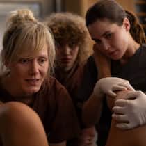 Das Baby kommt: Anna (Anna Schudt), Greta (Lydia Lehmann) und Dr. Charlotte Mohn (Katia Fellin, v. l.).