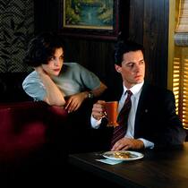 Verführerisch: Audrey Horne (Sherilyn Fenn) verdreht Agent Cooper den Kopf.