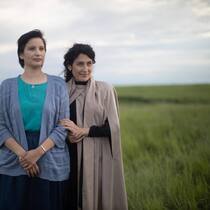Darla Contois (l.) als erwachsene Esther, Lisa Edelstein als ihre Adoptivmutter.