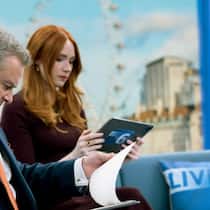 Starmoderator Douglas Bellowes (Hugh Bonneville) wird wegen Sexismus angeprangert.