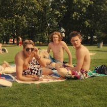 Im Freibad den Mädchen nachgaffen, geilo! Alba, PD, Gollum und Peppi (v. l.).
