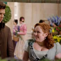 Tiefe Blicke: Zwischen Colin Bridgerton (Luke Newton) und Penelope Featherington (Nicola Coughlan) knistert es.