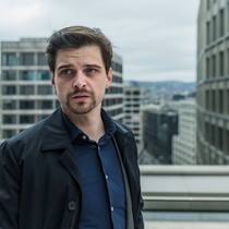 Auch in der 2. Staffel von «Neumatt» ist Michi (Julian Koechlin) wieder als Consultant unterwegs.