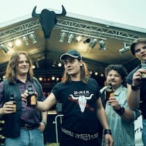 Holger Hübner (Sammy Scheuritzel), Thomas Jensen (Sebastian Jakob Doppelbauer) und Gitarrist Gösy (Béla Gábor Lenz, v.l.) stossen aufs erste Wacken Open Air an.