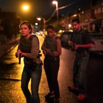 Die junge, unerfahrene Taskforce im nächtlichen Einsatz: Tom Brandis (Mark Ruffalo), Lizzie (Alison Oliver), Aleah (Thuso Mbedu) und Anthony Grasso (Fabien Frankel).