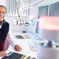 «Noch immer nutzt etwa ein Drittel der Schweizer Haushalte UKW»: Radiopionier und Medienunternehmer Roger Schawinski nimmt die SRG scharf in die Kritik.