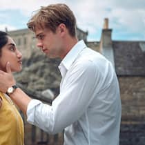 Sehen sich jeden 15. Juli wieder: Emma (Ambika Mod) und Dexter (Leo Woodall).