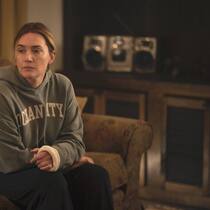 Kate Winslet spielt Mare Sheehan, eine Kleinstadt-Polizistin.