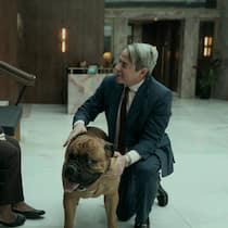 Cop Edie (Uzo Aduba, l.) ermittelt gegen Richard Sackler (Matthew Broderick).