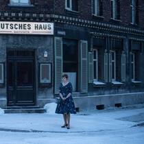 Dolmetscherin Eva Bruhns (Katharina Stark) arbeitet im Gasthaus ihrer Eltern.