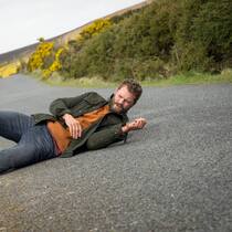 Elliot (Jamie Dornan) ist auf der Flucht vor Entführern. Wer will ihm dieses Mal ans Leder?