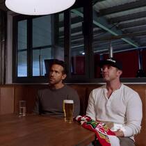 Im Norden von Wales: Ryan Reynolds (l.) und Rob McElhenney bei ihrem ersten Besuch bei Wrexham AFC.