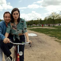 Mark bringt Helena das Velofahren bei, was im Suff fast fatale Folgen hat.