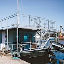 Vor Anker im Hamburger Hafen: Am Ende blieb kaum was vom ursprünglichen Boot übrig.