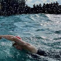 Trudy Ederle (Daisy Ridley) schwamm die 56 Kilometer lange Strecke in 14,5 Stunden.