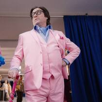 Ohne Frauen wie Robbie (Elizabeth Banks) hätte der narzisstische Spielzeugverkäufer (Zach Galifianakis) sein Plüschimperium niemals aufbauen können.