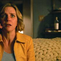 Bei Autorin Carol (Rhea Seehorn) zeigt das Glücksvirus keinerlei Wirkung.