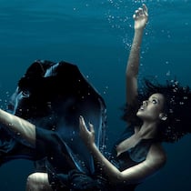 Sophie (Gugu Mbatha-Raw) sinkt immer tiefer im Meer der Gefühle.
