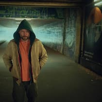 Mike Atlas (Max Riemelt) ist ein sehr gepflegter Randständiger: