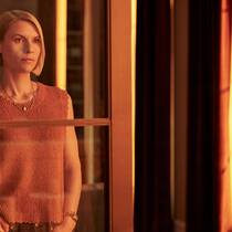 Lädt die Kids beim Papa ab und macht sich vom Acker: Rachel (Claire Danes).