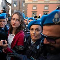 Amanda Knox (Grace Van Patten, M.) wird zum Spielball der globalen Medien.