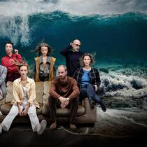 Was verheimlichen Heiko (Tim Bergmann), Maren (Ursula Strauss), Noa (Meira Durand), Harry (Johann von Bülow), Matthias (Özgür Karadeniz) und Britta (Katrin Röver) vor der totgeglaubten Alexandra (Karoline Schuch, M.)?