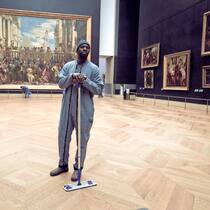 Gut getarnt: Meisterdieb Assane (Omar Sy) «recherchiert» im Louvre.