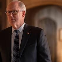 Auch alt und gut: Jeff Bridges' Widersacher John Lithgow als FBI Assistant Director Harold Harper.