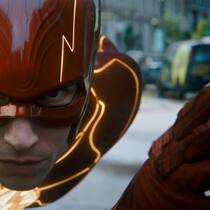 Barry «The Flash» Allen (Ezra Miller) kann in der Zeit herumreisen und will den Tod seiner Mutter verhindern.