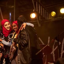 Gitarristin Amina (Anjana Vasan, 2. v. r.) komplettiert die Punkband Lady Parts.