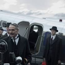 «Peace for our time!»: Um die Nazis in Schach zu halten, setzt Premier Chamberlain (Jeremy Irons) auf Appeasement.