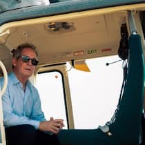Der superreiche Unternehmer Cameron Beck (Tom Hollander) hält in «The Iris Affair» die Fäden der Tech-Welt in der Hand – und gibt ihrer Ambivalenz ein Gesicht.