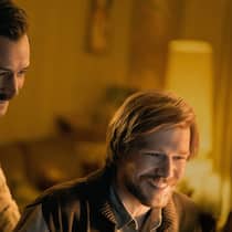 Die Bausteine für eine Ost-West-Kooperation: Henk Rogers (Taron Egerton) und Alexei Paschitnow (Nikita Efremov).