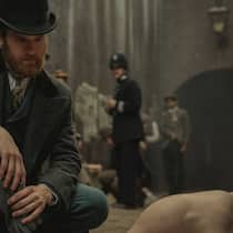 Im Jahr 1890 nimmt das drei Jahrhundert währende Unheil seinen Lauf: Detective Inspector Hillinghead (Kyle Soller).