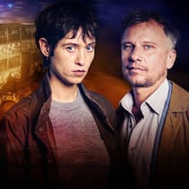 Wie kam’s zum fatalen Unfall? Anne (Lia von Blarer) und Jan (Robert Stadlober) ermitteln.
