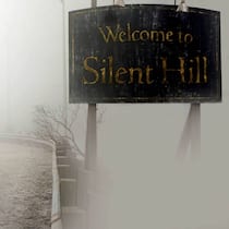 Rose (Radha Mitchell) macht sich in der Videospielverfilmung «Silent Hill» auf die Suche nach ihrer verschwundenen Tochter.