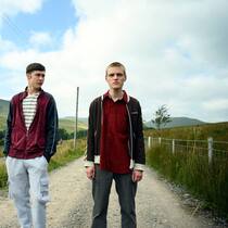 Zyniker trifft Greenhorn: Aaron (Samuel Bottomley, l.) und Danny (Lewis Gribben).