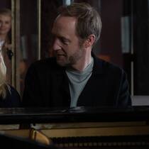 Als die Welt noch heile war: Viktor Larenz (Stephan Kampwirth) und seine Tochter (Helena Zengel) spielen gemeinsam ihre Melodie auf dem Klavier.