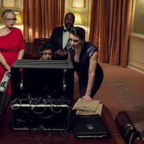 Unter Druck: die Staatsoberhäupter Vivienne Toussaint (Julie Delpy, 2.v.l.) und Abigail Dalton (Suranne Jones, r.).