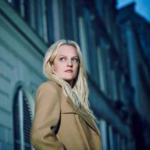Die Agentin (Elisabeth Moss) muss das Vertrauen der ominösen Fremden gewinnen.