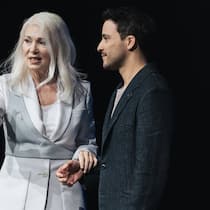 Aeon-Boss Sophie Theissen (Iris Berben) mit Mitarbeiter Max (Kostja Ullmann).