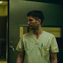 Am Anschlag: Zanna Parker (Haley Louise Jones) und Ben Weber (Slavko Popadić) stehen unter Dauerstrom.
