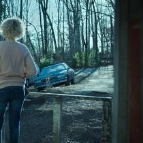 Nicht willkommen: Wendy (Laura Linney) wird von Ruth (Julia Garner) mit der Flinte erwartet.