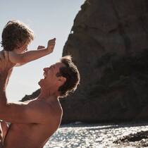 Peter (Hugh Jackman, r.) erinnert sich an bessere Zeiten mit Sohn Nicholas.