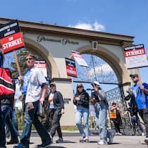 Los Angeles, 5. Mai 2023: Mitglieder der Gewerkschaft The Writers Guild of America (WGA) streiken.