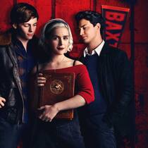 Zauberhaft: Sabrina zwischen Harvey (l.) und Hexerkollege Nick (Gavin Leatherwood).