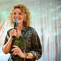 Annette Frier feiert ihren 50. …  äh, nein ihren 52. Geburtstag.