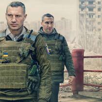 Vereint im Kampf gegen Russland: Bürgermeister Vitali Klitschko (l.) mit seinem «kleinen» Bruder Wladimir.