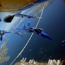 Die sechs Boeing F/A-18E Super Hornets fliegen beieinander, als wär’s ein einziger Jet.